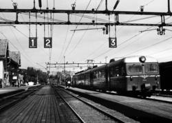 Sarpsborg stasjon med motorvogn type 69 på dagen hvor 69-set