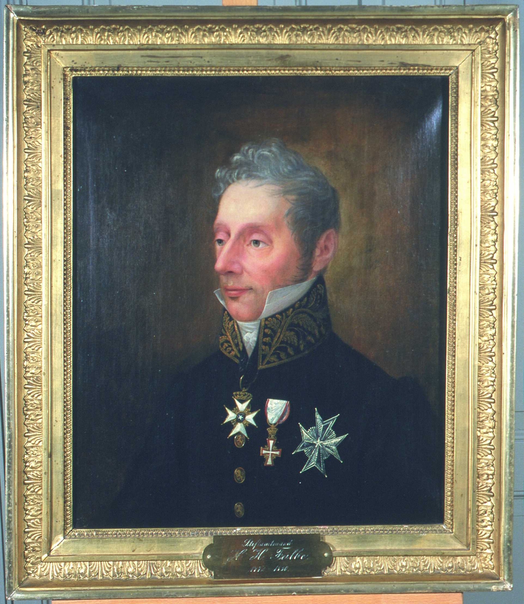 Portrett av H H Falbe. Kort grått hår, mørk uniform m/brodert krave. Tre ordner på brystet. Embetsmannsuniform, antagelig amtmannsuniform, etter 1815.