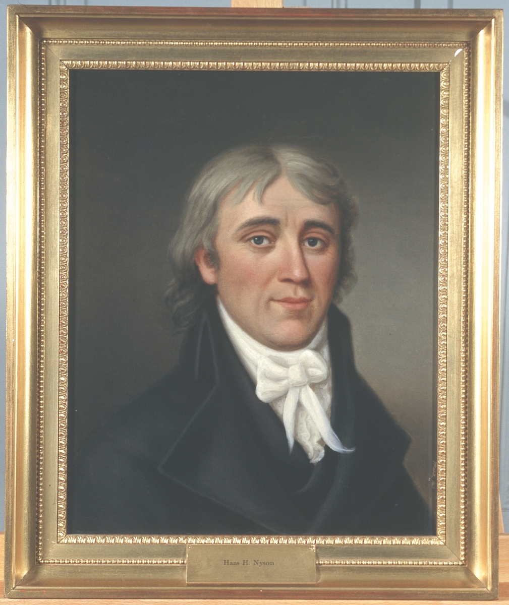 Portrett av Hans H. Nysom. Mørk drakt, hvit skjorte og halsbind.