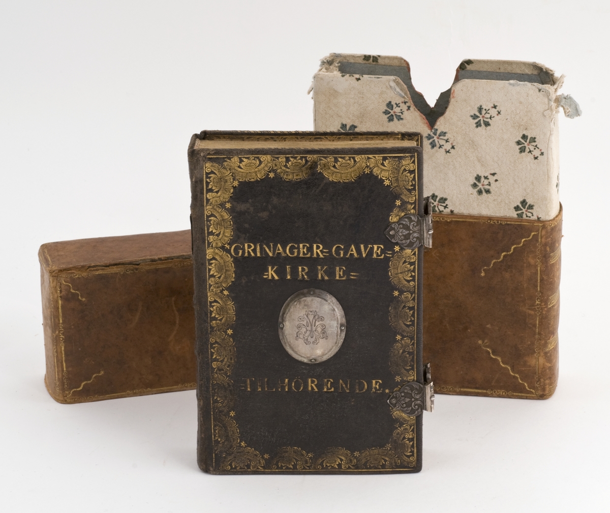 Alterbok med lærbind og sølvsbeslag og todelt futteral av lær og papp/papir.