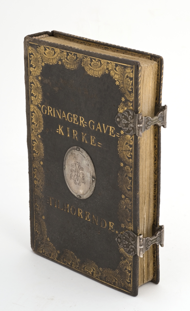 Alterbok med lærbind og sølvsbeslag og todelt futteral av lær og papp/papir.