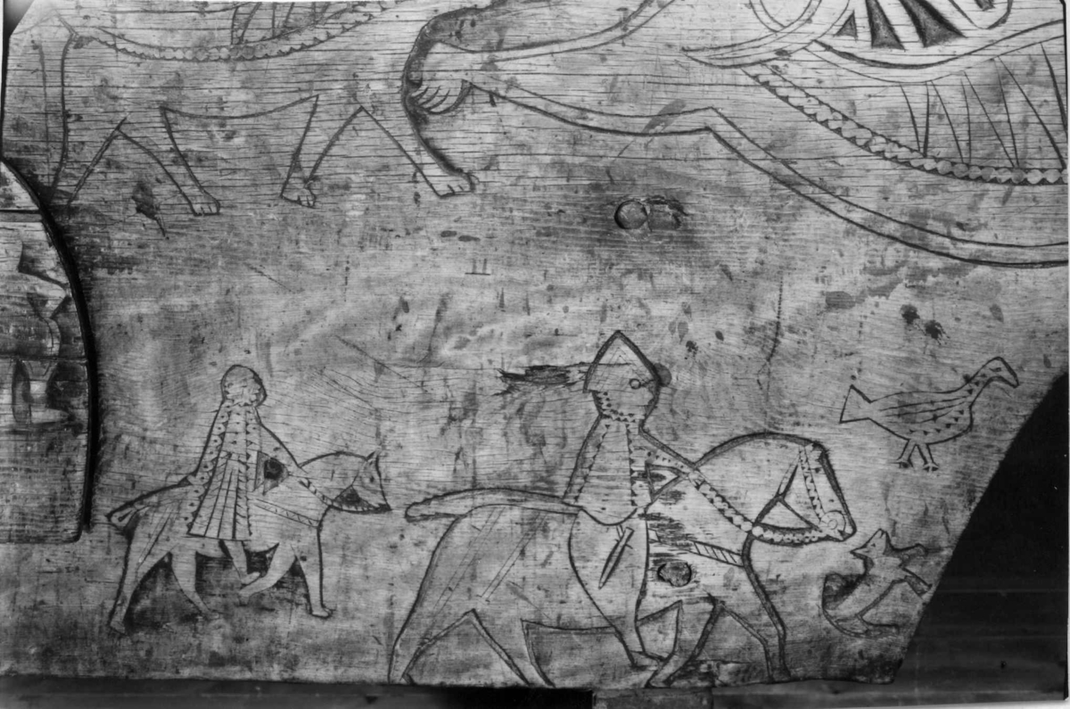 Bordplate og sider til bordet et laget av én tømmerstokk. Bendelene er skåret som formen til innsiden og sikret med dømlinger. Bordet har en frontside  med skurd og rispet dekor med middelalderspreg. Frontsiden har også en bueformet luke med hengsling nedtil. Undersiden er hvert dekket, så eneste inngang er fra luken. Bordet er ubehandlet.