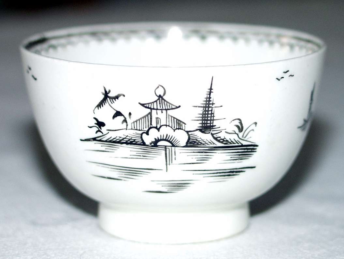 Kinesisk te-servise i porselen med malt dekor i svart og gull