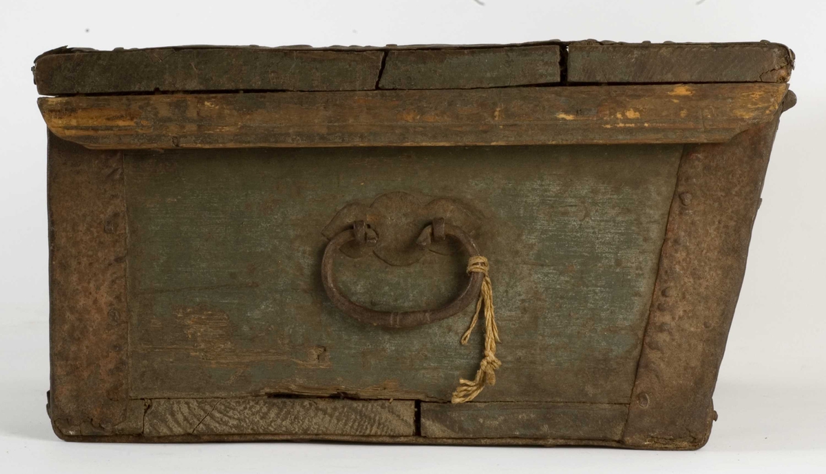 Ferdaskrin i tre med brede jernbeslag i dreven dekor.