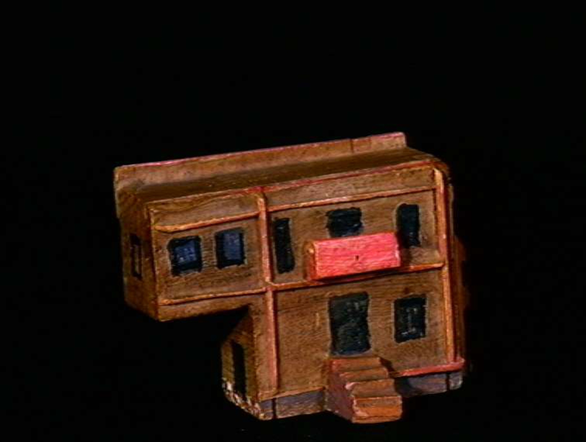 Sett med ca 200 leketøyhus laget av tre i forskjellige former og farger.