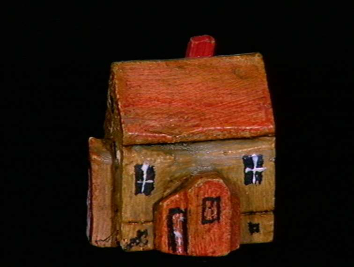 Sett med ca 200 leketøyhus laget av tre i forskjellige former og farger.