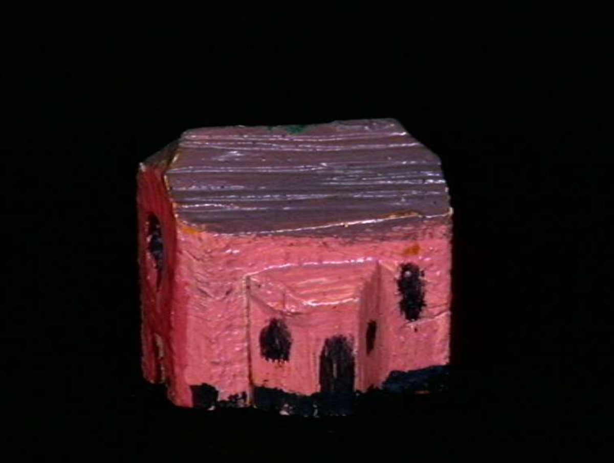 Sett med ca 200 leketøyhus laget av tre i forskjellige former og farger.