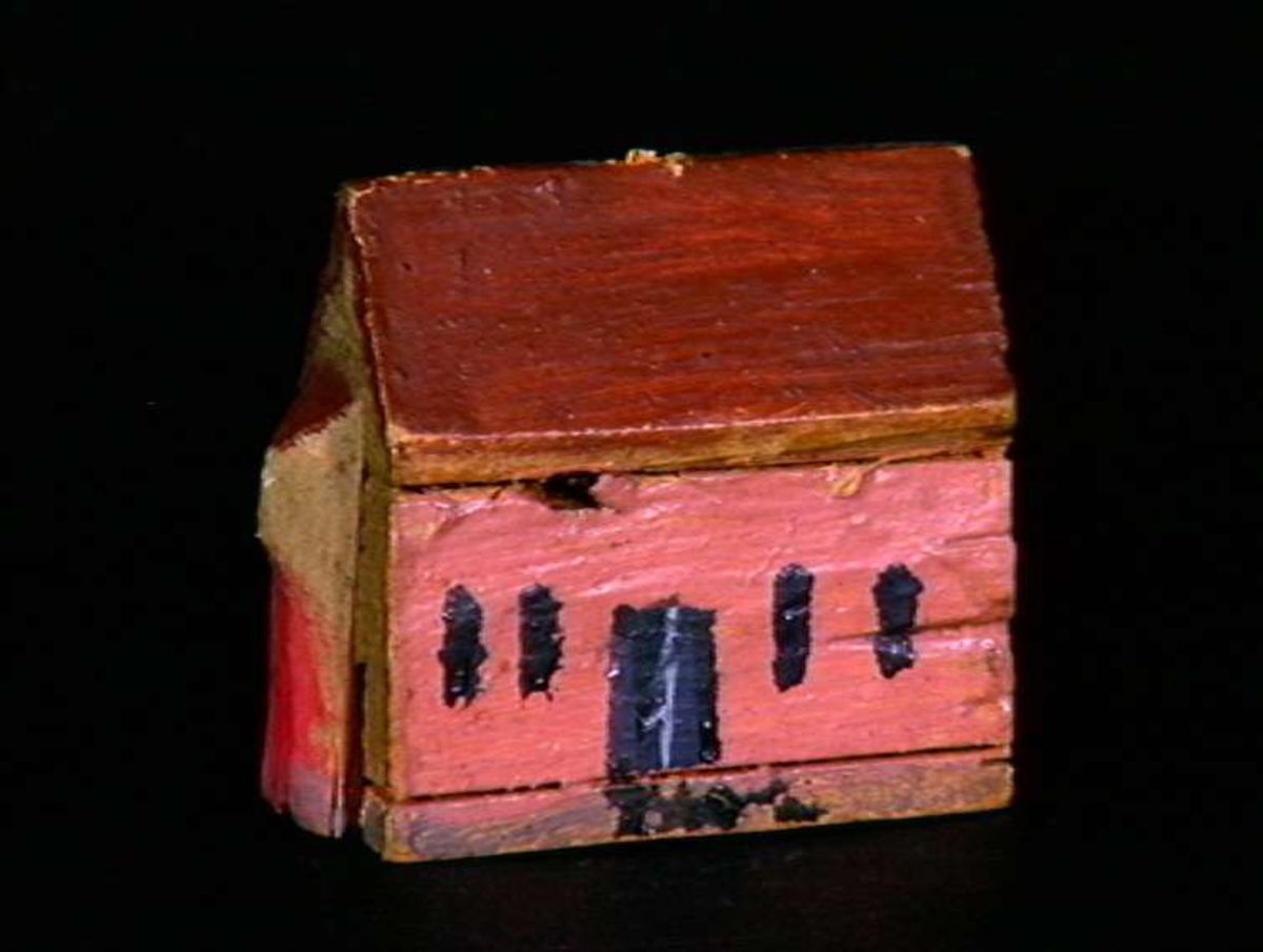 Sett med ca 200 leketøyhus laget av tre i forskjellige former og farger.