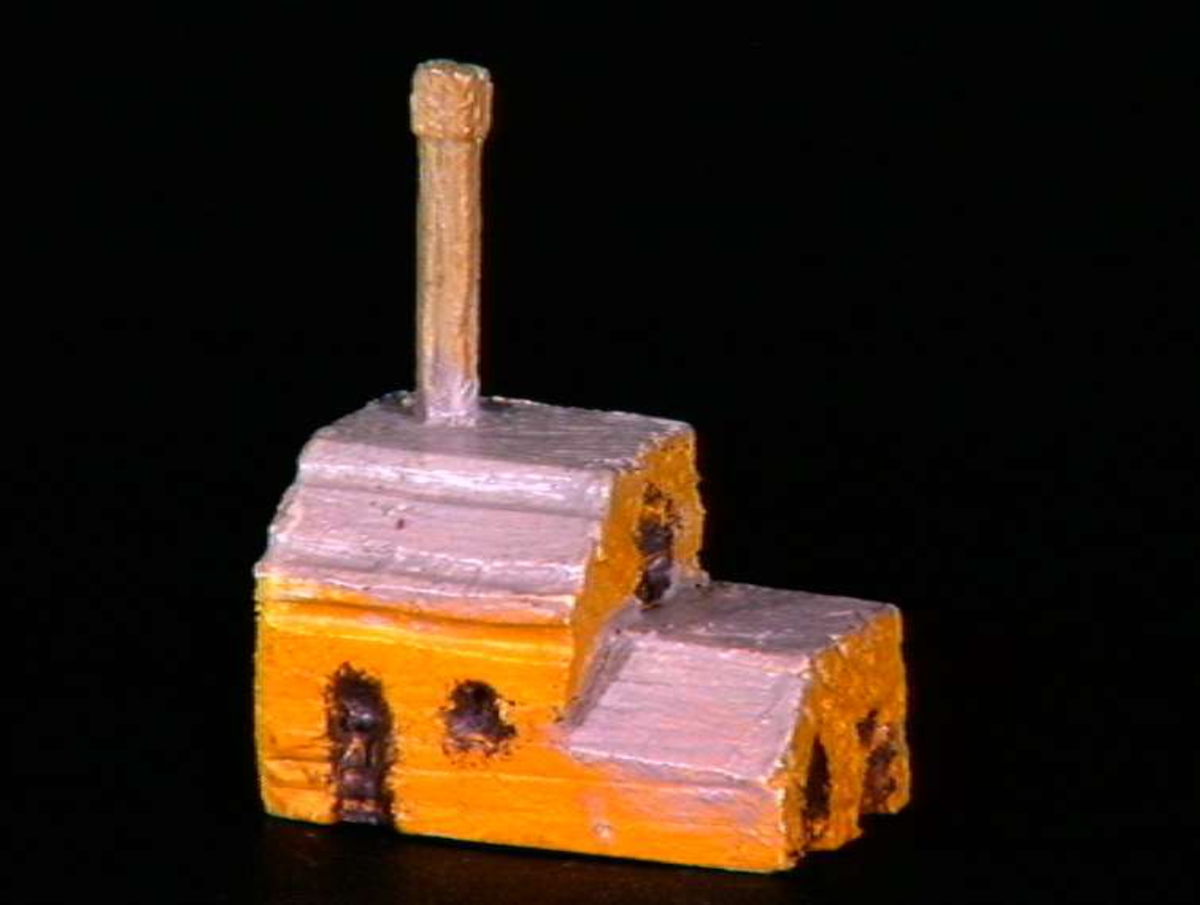 Sett med ca 200 leketøyhus laget av tre i forskjellige former og farger.