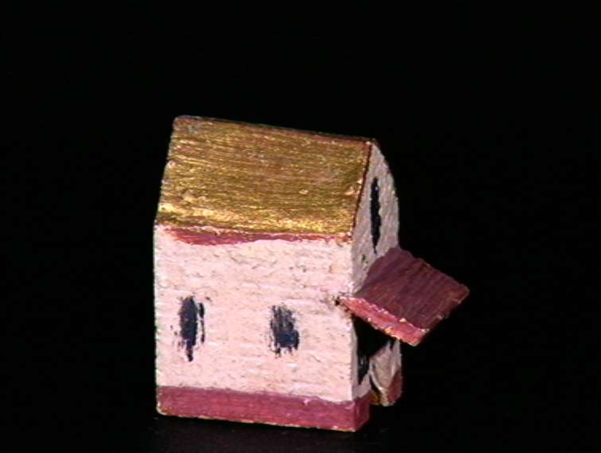 Sett med ca 200 leketøyhus laget av tre i forskjellige former og farger.