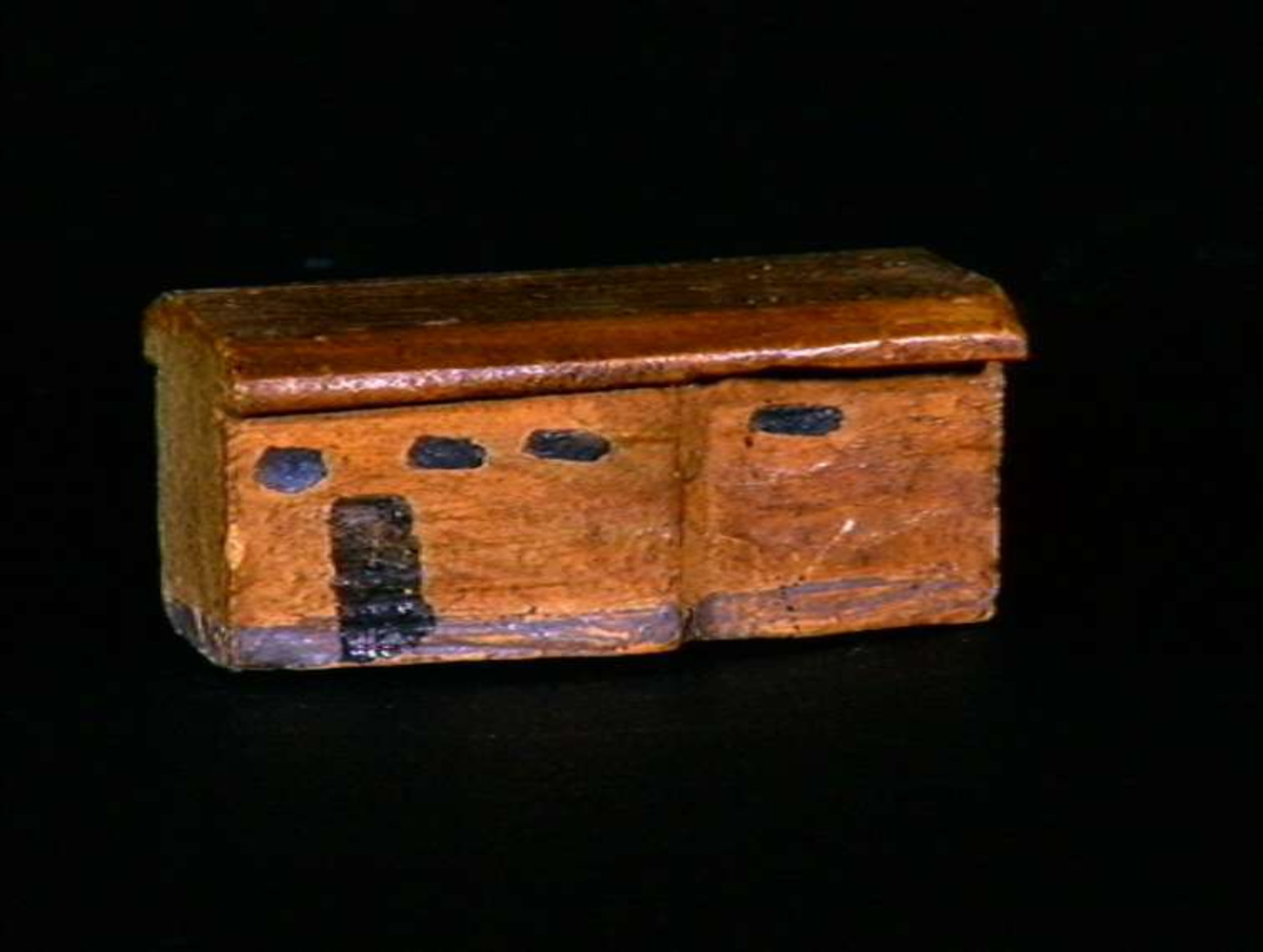 Sett med ca 200 leketøyhus laget av tre i forskjellige former og farger.