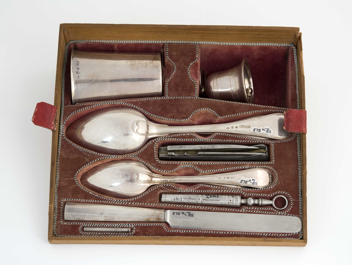 Skrin med skriveskive i lokket, skuffer på kortsidene og en mengde skjulte rom. Rommene innehoder gjenstander for bruk ved reiser: Barberutstyr; måleinstrument; bestikk; hygieneartikler; røykeutstyr; fiskeutstyr; duelllpistoler med mer.