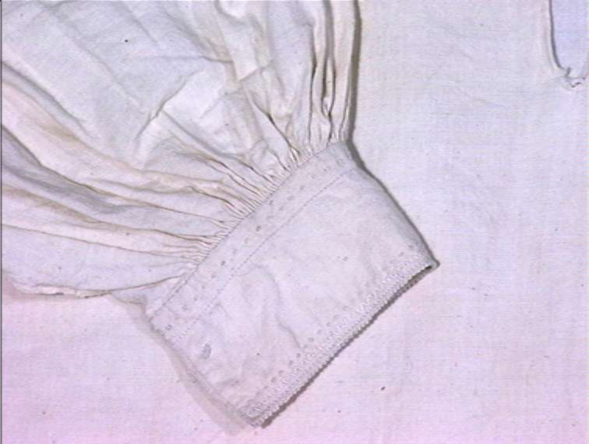 Hvit skjorte til man av bomull, hvit brodert dekor på mansjett.