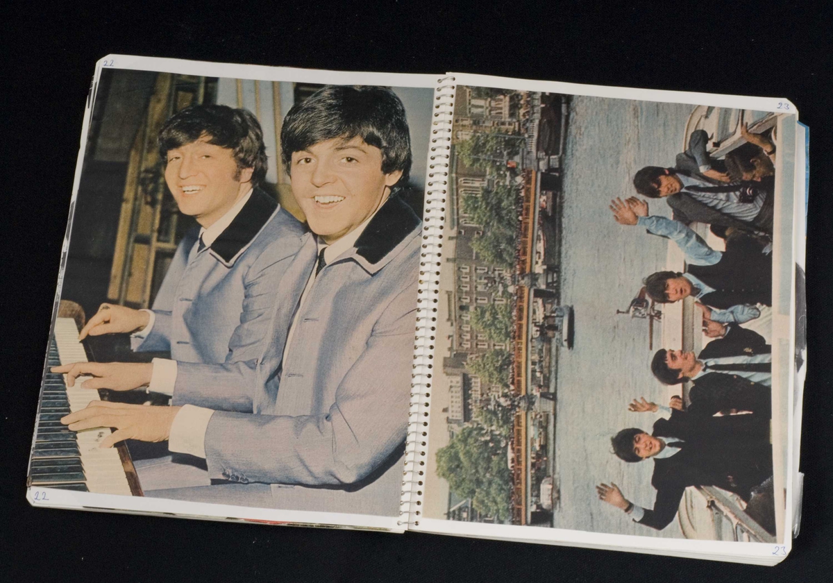 Spiralblokk med ulinjerte ark. Innlimte klipp fra tidsskrifter og aviser om popgruppen Beatles på 1960-tallet. Håndnummererte sidetall og håndskrevne kommentarer. Lysegrønne permer av tynn papp.
Håndskrevet med rød og blå kulepenn på forsiden.
Stoffmerke i sort, blått og gult med bilde av en gitar og navnet "The Beatles" klistret til forsiden. 