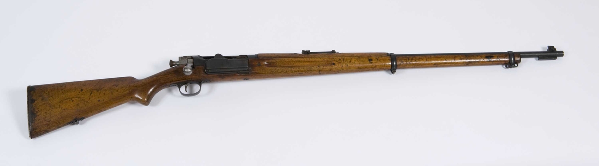 Krag-Jørgensen armégevær Modell 1894. Produsert på Kongsberg Våpenfabrikk.
Våpenet er sveiset.