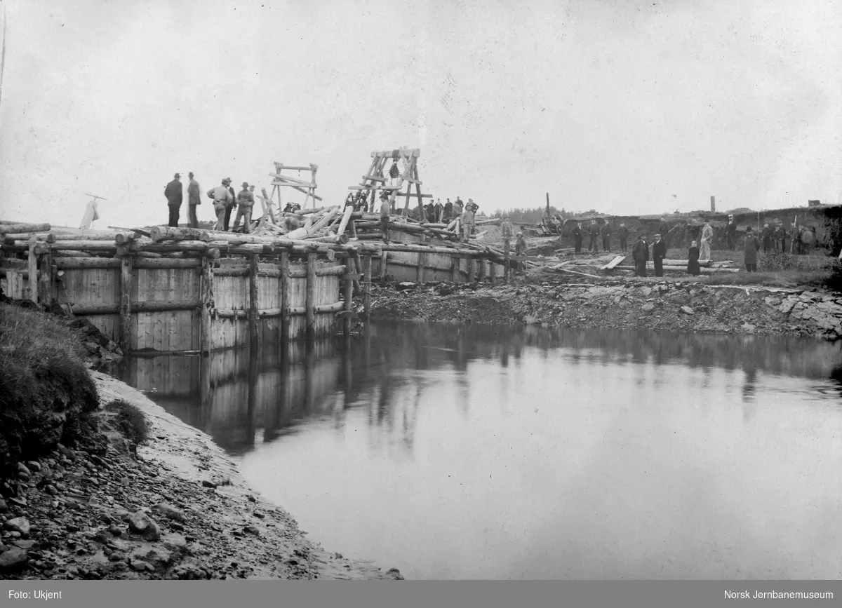 Bygging av bru over Levangerelva - utglidning 20. september 1900, sett fra sørvest