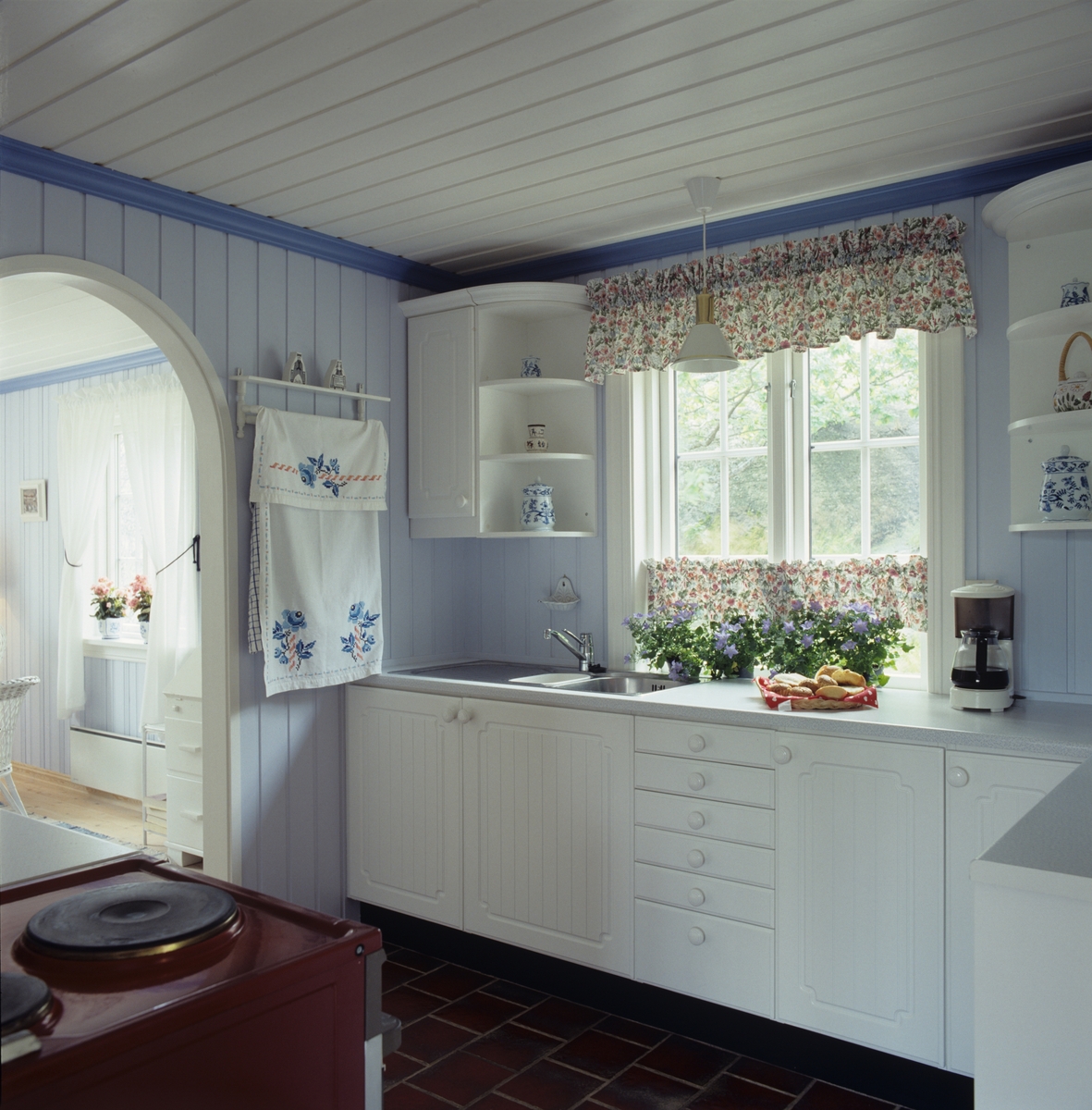 Sommerhus ved Dalen, Røssesund, kjøkkenet med moderne innredning i tradisjonell stil. Illustrasjonsbilde fra Nye Bonytt 1989.