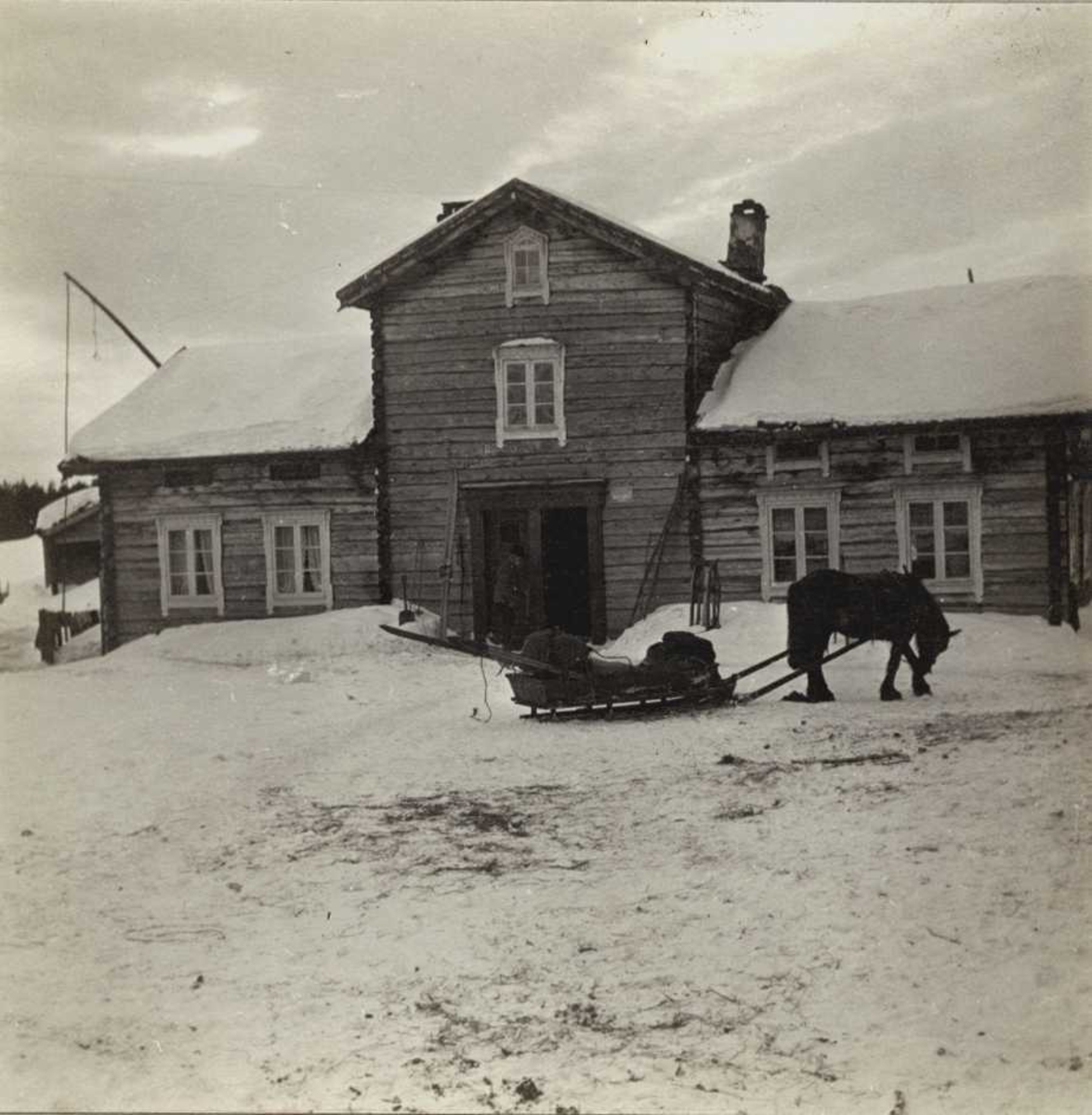 Seteren, Os, Nord-Østerdal, Hedmark 1913. Vinterbilde av hovedbygningen med hest og slede på gårdsplassen.