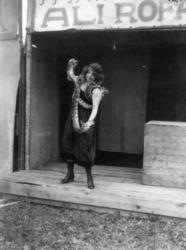 Marked på Norsk Folkemuseum i 1925. Kvinnelig slangetemmer.