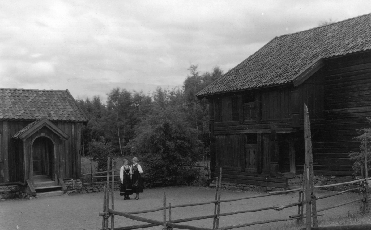 Stue fra Nordre Yli, Heddal og stue fra Akkerhaugen, Sauherad ("Cappelenstua"). Fotografert i Telemarkstunet på Norsk folkemuseum, 1925.