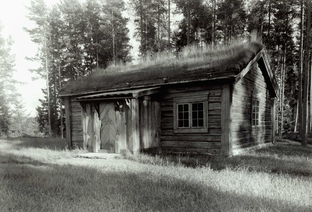 Olen, Øvre Steien, Alvdal, Nord-Østerdal, Hedmark. Lita tømmerstue med torv på taket. Nå på Glomdalsmuseet.