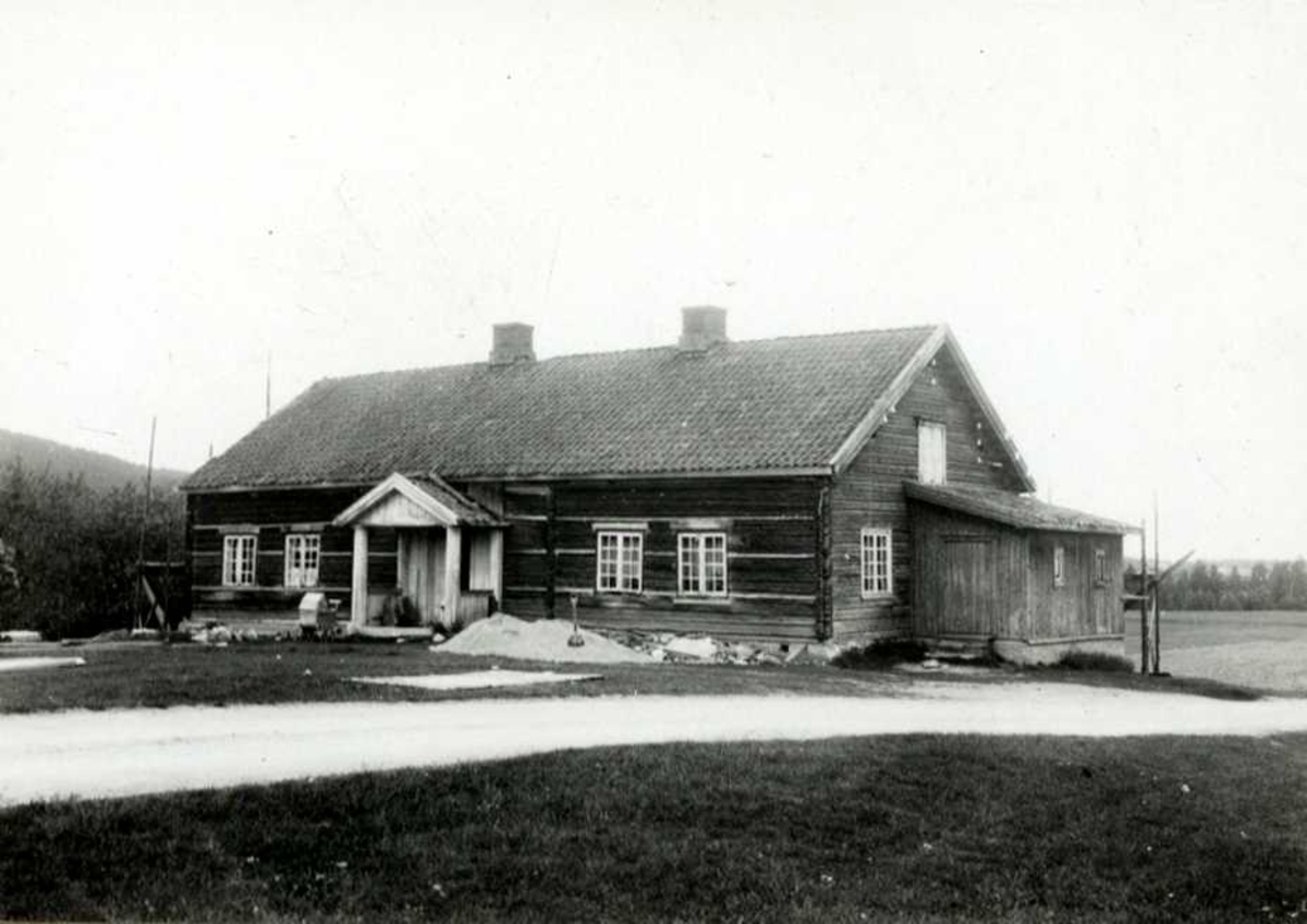 Tronbøl "Trombøl", Sør-Odal, Hedmark. Hovedbygning fra ca. 1820. Veggene er listet og skal bordkles. Sett fra gårdsplassen.