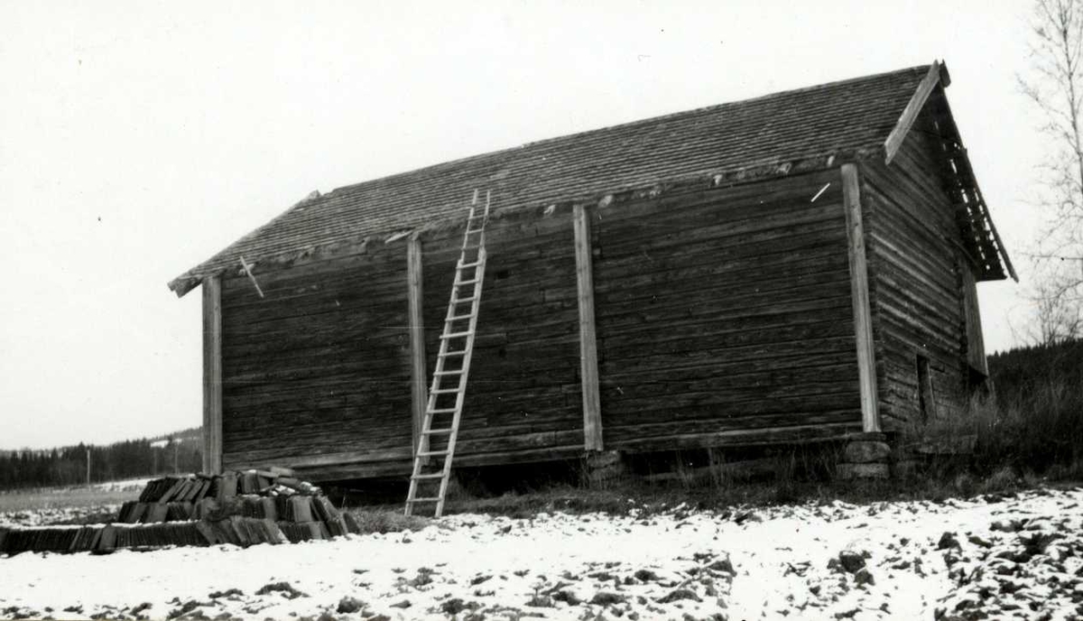 Kvislerbråten, Sør-Odal, Hedmark 1942. Låve under riving, sett fra baksiden. Nå på Norsk Folkemuseum.