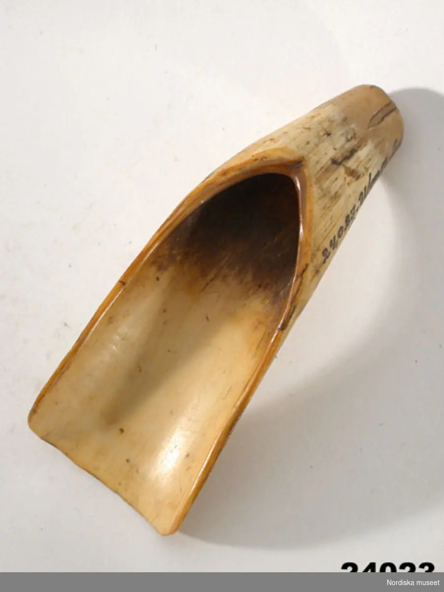 Materialet är horn enligt konservator Thea Winther 2010.