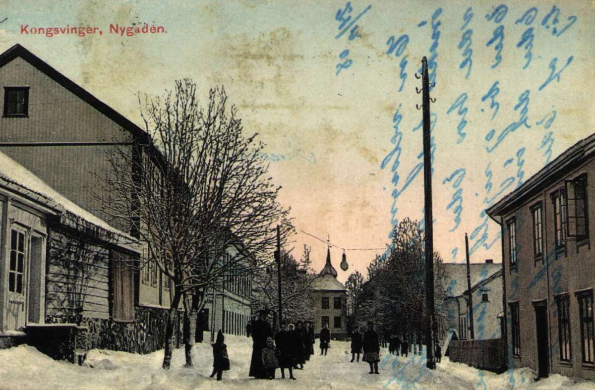 Postkort. Jule- og nyttårshilsen. Fotografisk motiv. Vintermotiv. Gate i Kongsvinger. Datert julaften 1917.