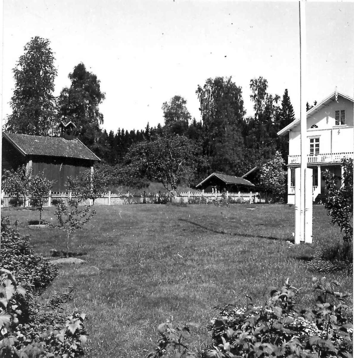 Viken, Hurdal, Akershus 1954. Fra hagen med hovedhuset, uthus og flaggstang. Storgårdsundersøkelser ved dr. Engelstad i 1954.

