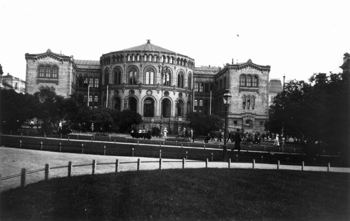 Stortinget, Oslo 1920. Stortinget og Eidsvolls plass.