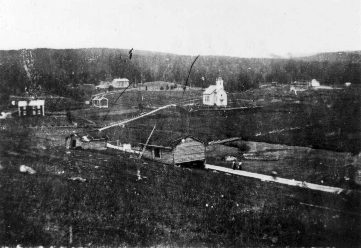 Hattfjelldals sentrum med kirke og bebyggelse, ca 1900.