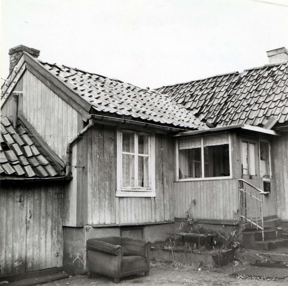 Johannesgata 12, Enerhaugen, Oslo 1959. Lave trehus og gårdsplass. Under riving sept./okt -59. Nå på NF.