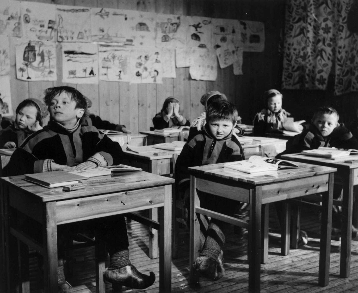 Elever i klasserom ved Karasjok folkeskole. 1958.