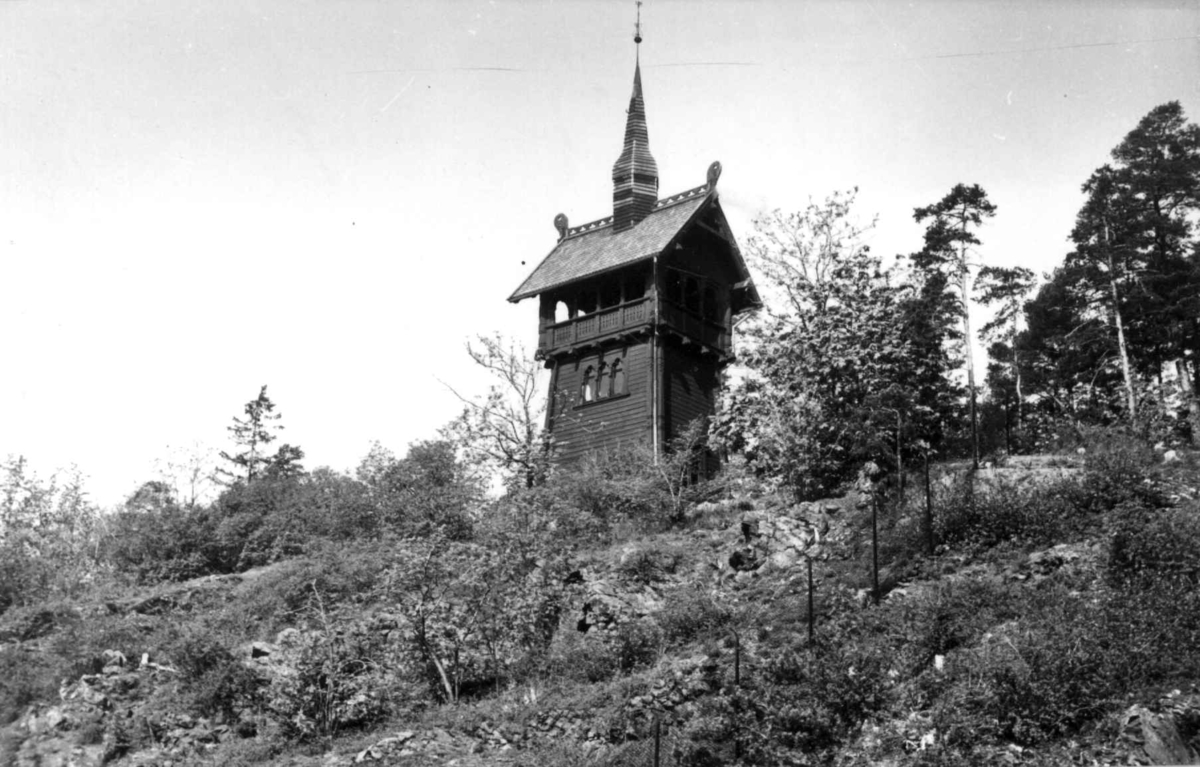 Haldenveien 5/7, Snarøya, Bærum, Akershus 1960. Tårn i sveitserstil med drager. Eier: fru Margrethe Nagell-Erichsen.
