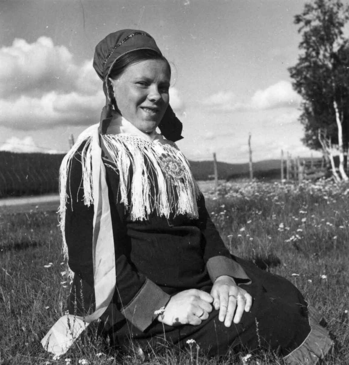 Kirsten Alette Gaup i samedrakt og med gullringer fra venner, Karasjok 1961.