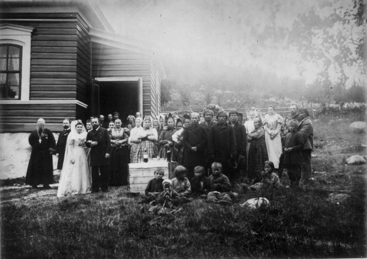 Bryllup i Boris Gleb, Russland, august 1897, med prost Schtschekoldin (Tchecoldin?), brudens far t. v., med familie. Disriktslege Andreas B. Wessel t. h.