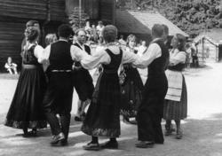 Oppvisning med folkedans i Telemarkstunet på Norsk Folkemuse