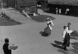 Oppvisning med folkedans i Telemarkstunet på Norsk Folkemuse