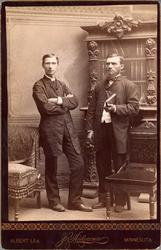 Kabinettfotografi. Norsk-amerikanere. To menn i fotografens 