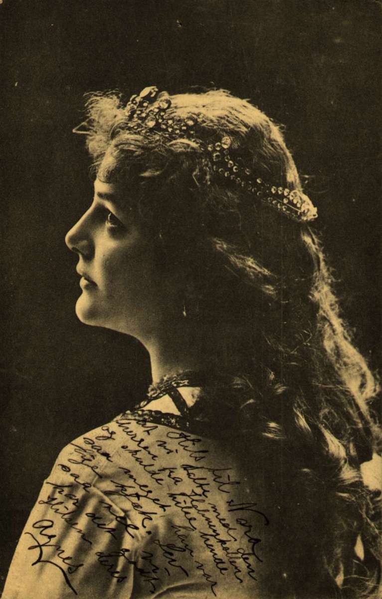 Postkort. Portrett av kvinne i studio. Stemplet 02.07.1907.