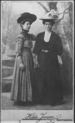 Gruppeportrett, to kvinner i kjole med hatter. Foto Hilda Je