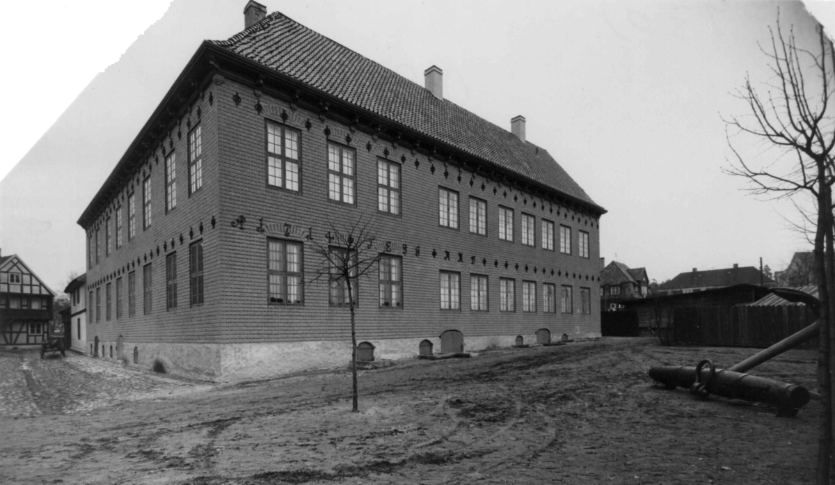 Generalitetsgården. Foto, Wilse 1933. Den gang inneholdende Sjøfartsmuseet. Innkommet med Wilsesamlingen.