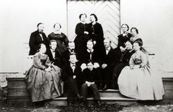 Gruppe, foran dør, Seljord. Ant. venner og familie av propri