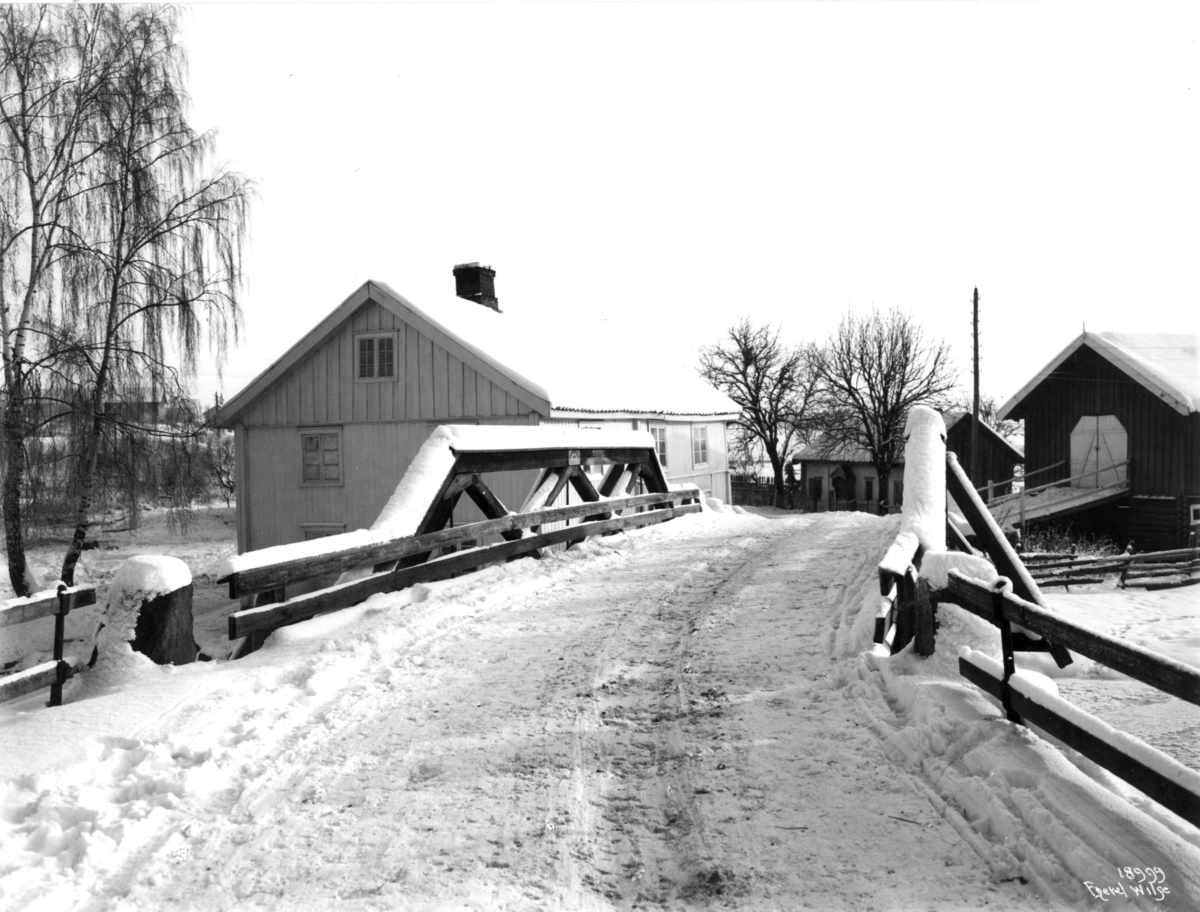 Ingeberg, Vang, Hamar, Hedmark 1917. Vei over bru, mot gårdstun.