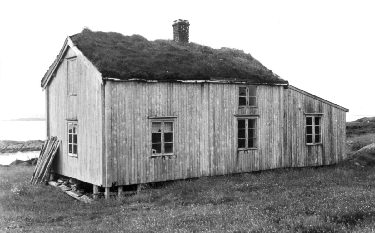 Sønsteplassen. Fillingsnes, Innernese, Sør-Frøya i Sør-Trøndelag.
Fotografert 1961.