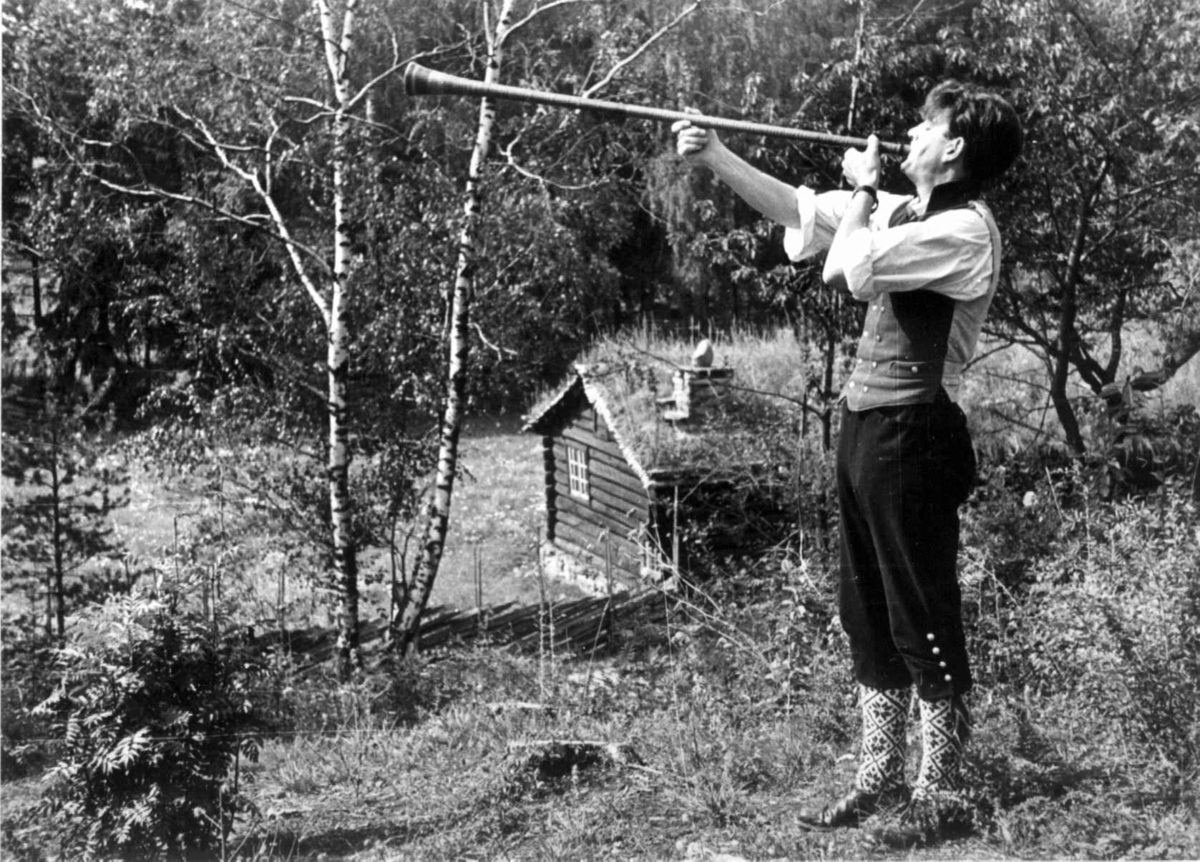 Arkitekt Leif Löchen med en lur. Muligens fra Nordisk Folkedansstevne  1952. Filmen ble nummerert i 1970 , men var da ca. 20 år gammel.