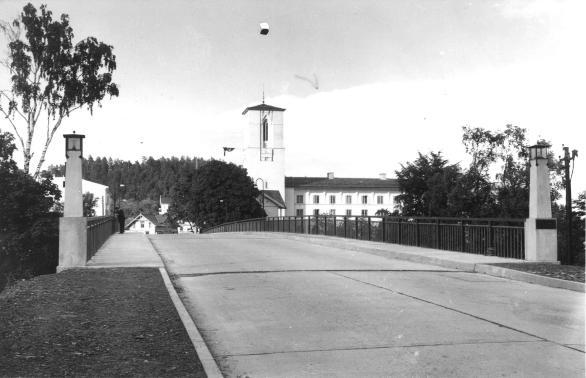 Rådhuset, Sandvika, Akershus 1935. Sett fra andre siden av brua. Skog i ...