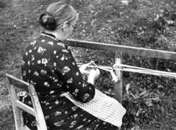Odnes Land, Oppland 1938. Petra Hagen sitte ved båndvev.