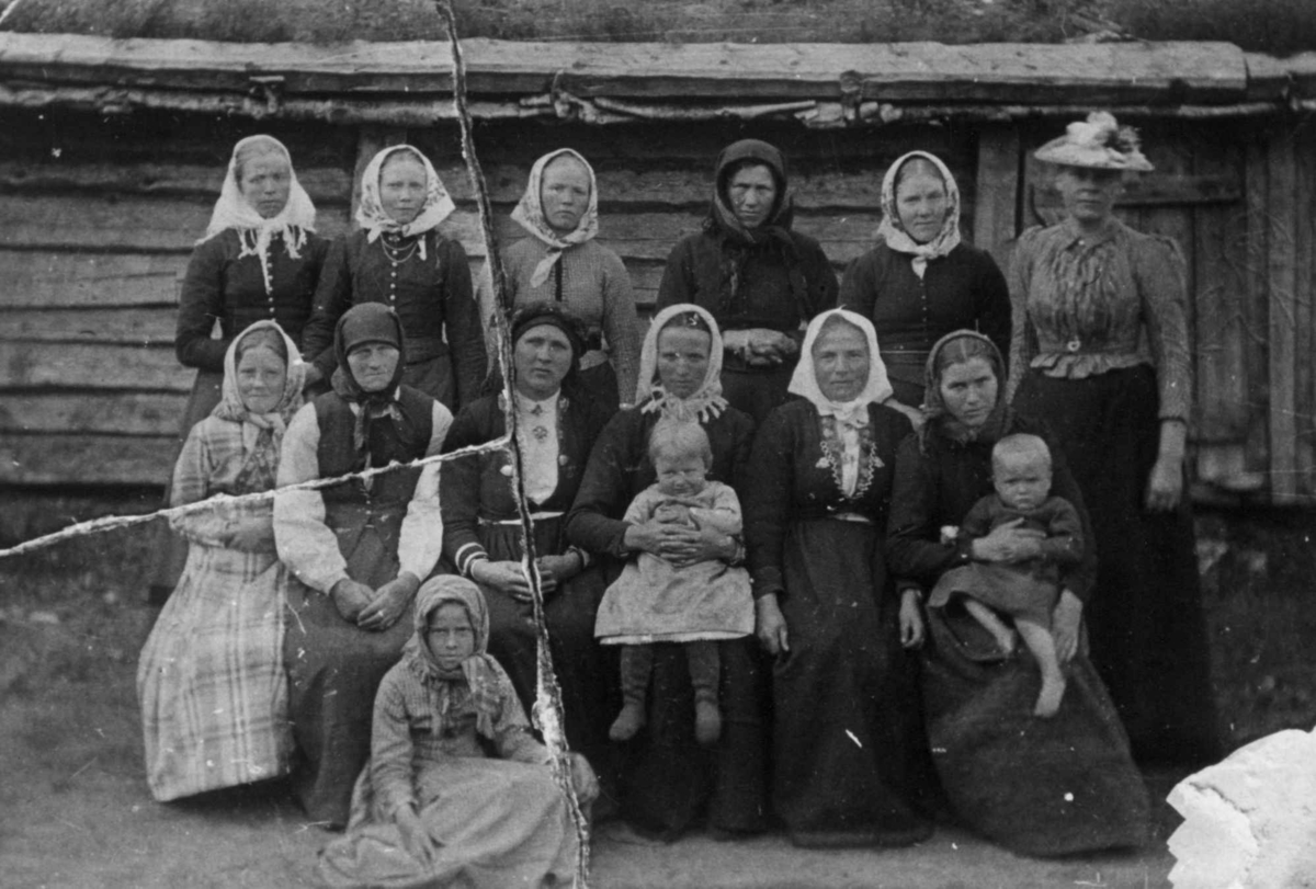 Gruppebilde av kvinner og barn utenfor et hus. Fotografi fra 1890-tallet, Lognavatn tatt av en gjest på turisthotellet. Åseral, Vest-Agder 1943.